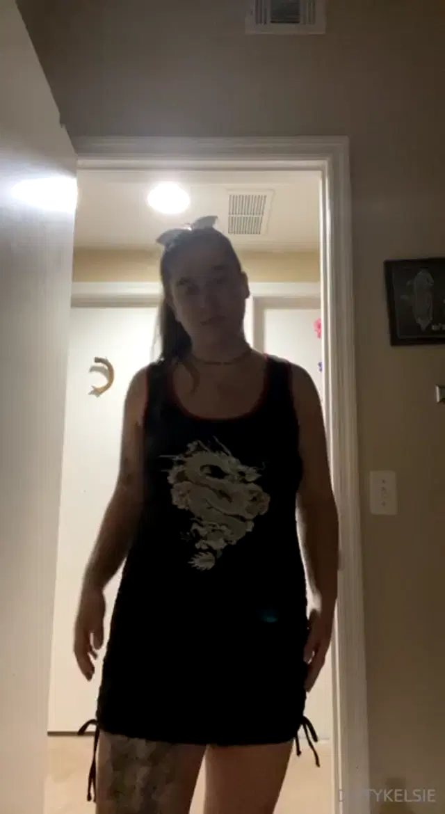 Kelsie Crowe aka dirtykelsie – 06-26-2025 OnlyFans Video – Wanna see whats under my dress