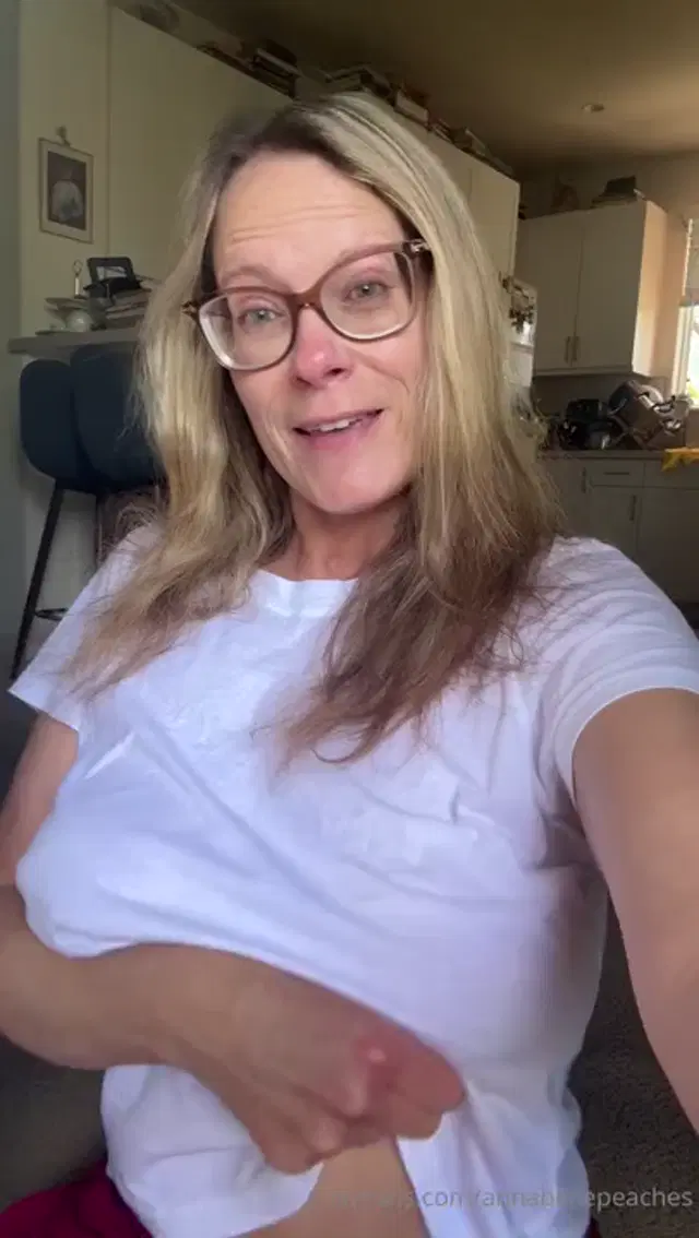 Annabelle Peaches aka annabellepeaches – 10-10-2025 OnlyFans Video – Good morning TGIF