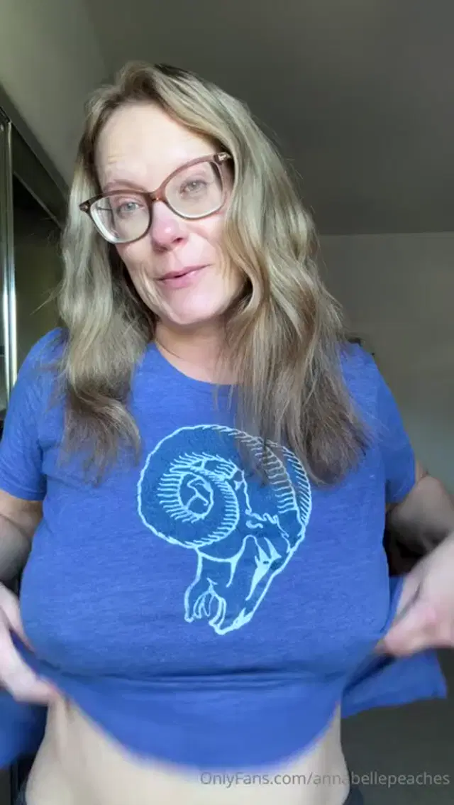 Annabelle Peaches aka annabellepeaches – 10-17-2025 OnlyFans Video – Good morning and TGIF_w698