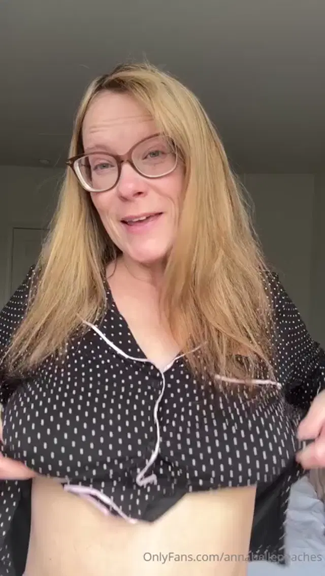 Annabelle Peaches aka annabellepeaches – 12-26-2025 OnlyFans Video – Good morning lol