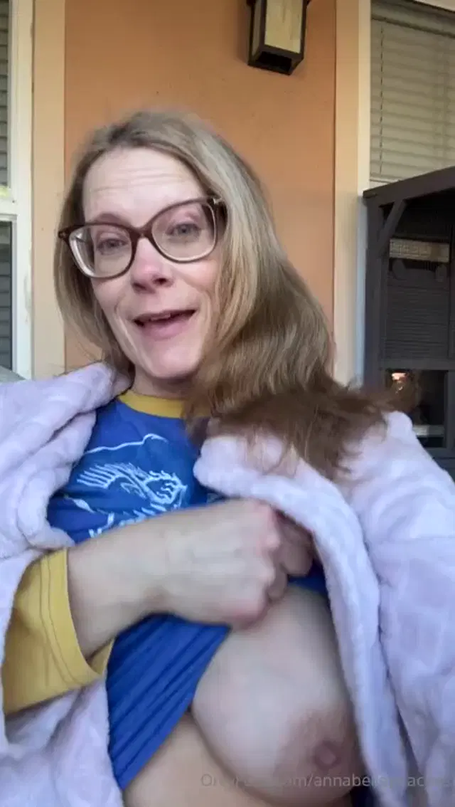 Annabelle Peaches aka annabellepeaches – 01-30-2026 OnlyFans Video – Good morning and TGIF_7s53