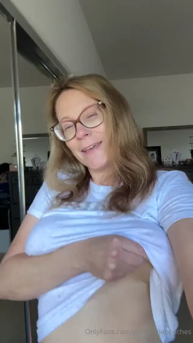 Annabelle Peaches aka annabellepeaches – 05-29-2026 OnlyFans Video – Good morning and TGIF_9sg4