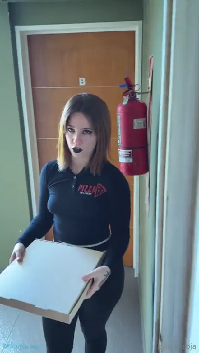 Brujita Roja aka brujita.roja – 11-13-2025 OnlyFans Video – The pizza delivery girl got stucked under the bed La repartidora de pizza se atasc bajo