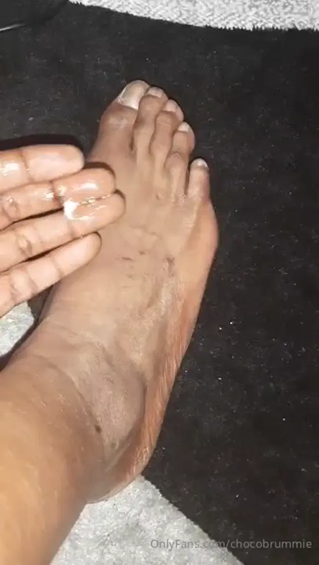 ChocolateBrummie aka chocobrummie – 11-22-2024 OnlyFans Video – Your favourite place if your a good boi Ill crush your shrimp dick with
