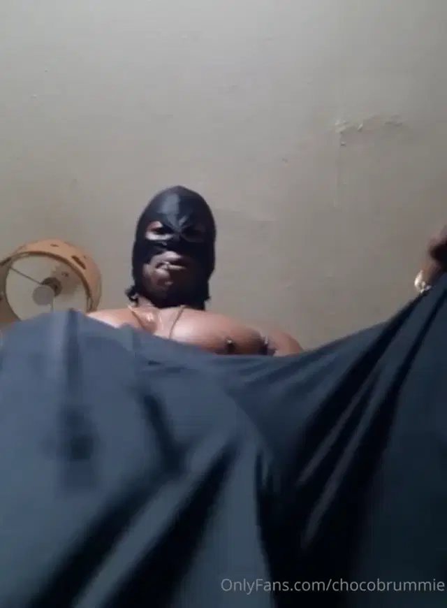 ChocolateBrummie aka chocobrummie – 08-22-2025 OnlyFans Video – Sitting in my black shorts stroking my bulge until Im ready to wank