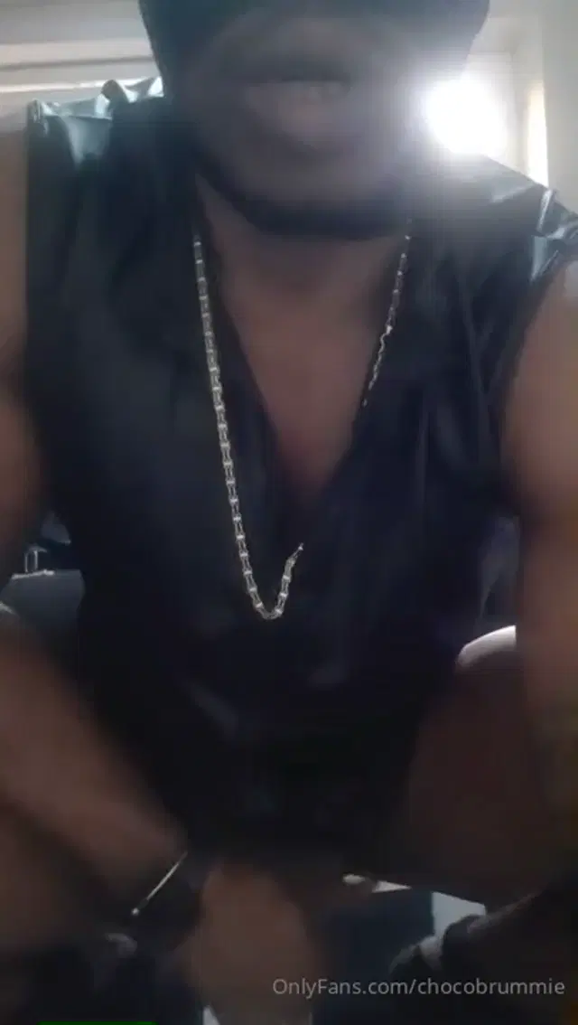 ChocolateBrummie aka chocobrummie – 02-09-2026 OnlyFans Video – My big black ass You begged to see your Master all day My bulge