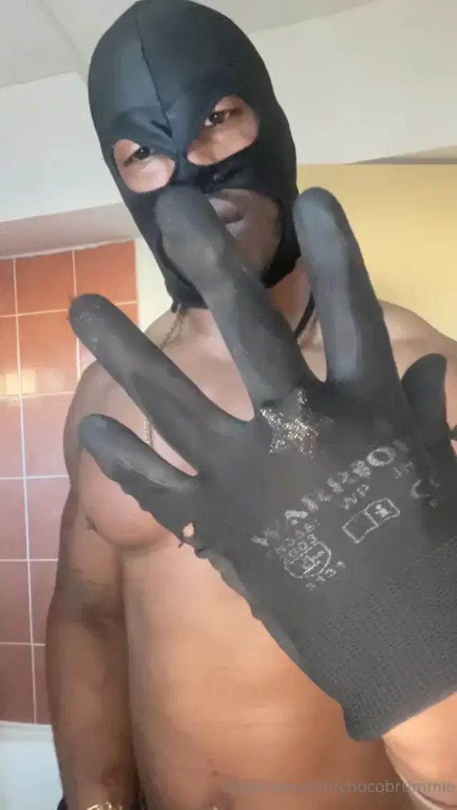 ChocolateBrummie aka chocobrummie – 12-09-2025 OnlyFans Video – Let me dominate you in black gloves With my big muscles making you feel inferior
