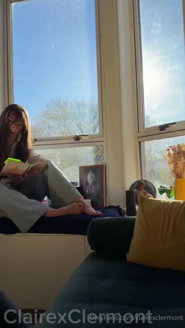 Claire Clermont aka clairexclermont – 11-23-2025 OnlyFans Video – Hello hello hello! Long time no see, so here’s a sunny Sunday morning video for you