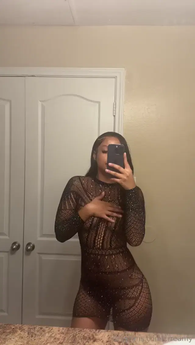 Jaylynn crreamy aka crreamy – 11-11-2024 OnlyFans Video – you going out with me_pkb2