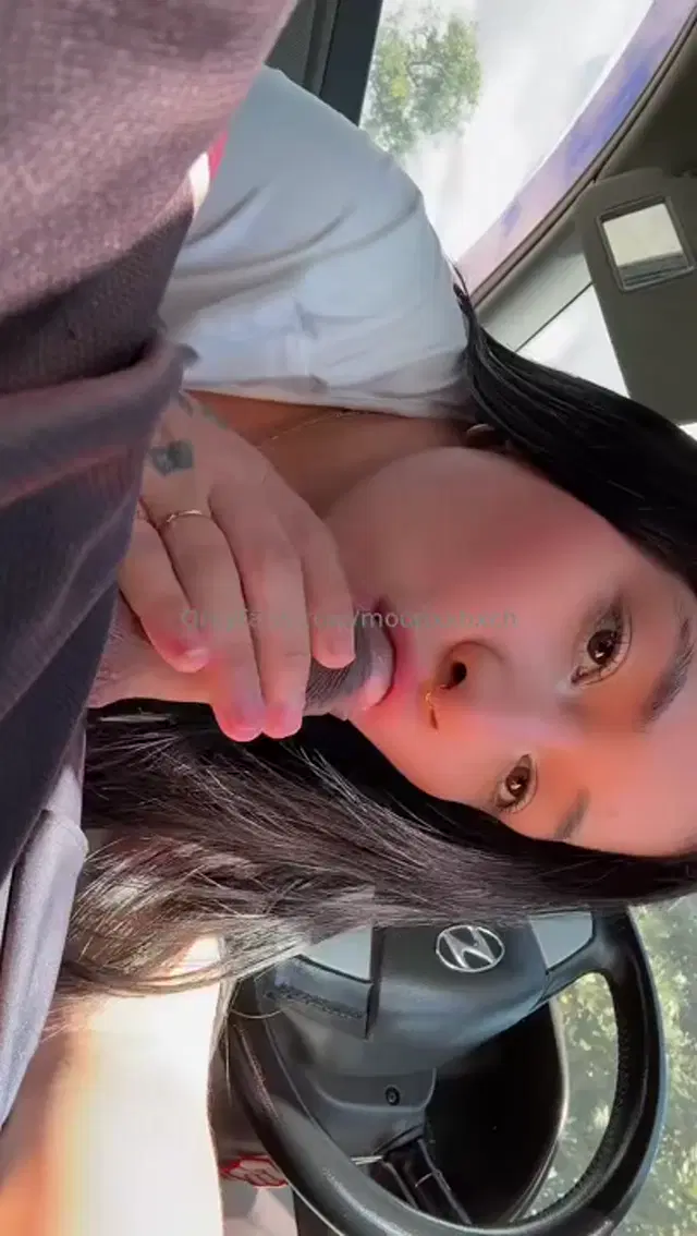Moonxxbxch aka moonxxbxch – 06-18-2025 OnlyFans Video – Chupando polla en el auto hasta dejarme mi boquita llena de lechita