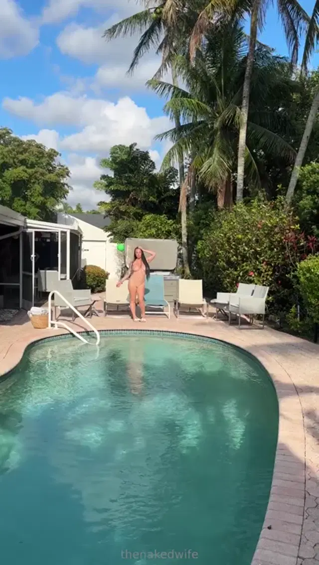 Noboundarieswife aka noboundarieswife – 06-06-2026 OnlyFans Video – Hanging out at my friend’s pool