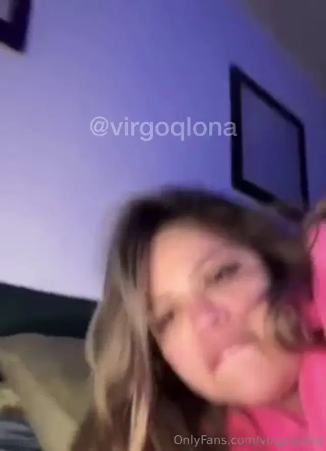 Virgo Qlona aka virgoqlona – 02-02-2026 OnlyFans Video – Transmisin en vivo con mi colgeno de confianza, con bata porque tena fro y me mama
