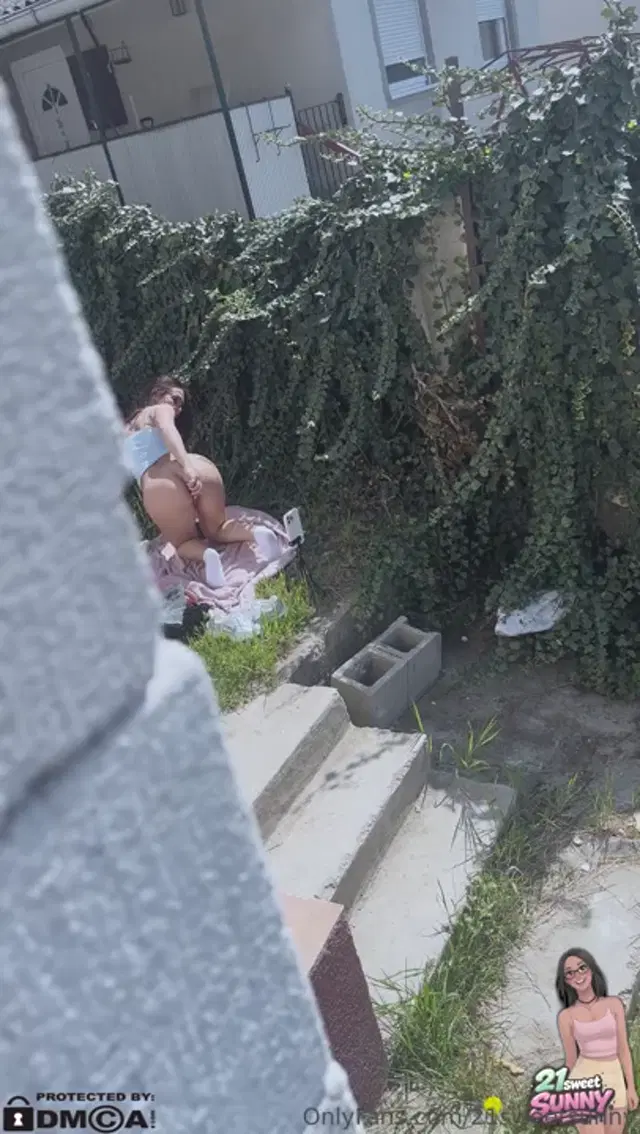 21sweetSunny aka 21sweetsunny – 05-25-2026 OnlyFans Video – Imdom a j idt olyan jkat spriccelek a kertben de valahogy mindig lebukok
