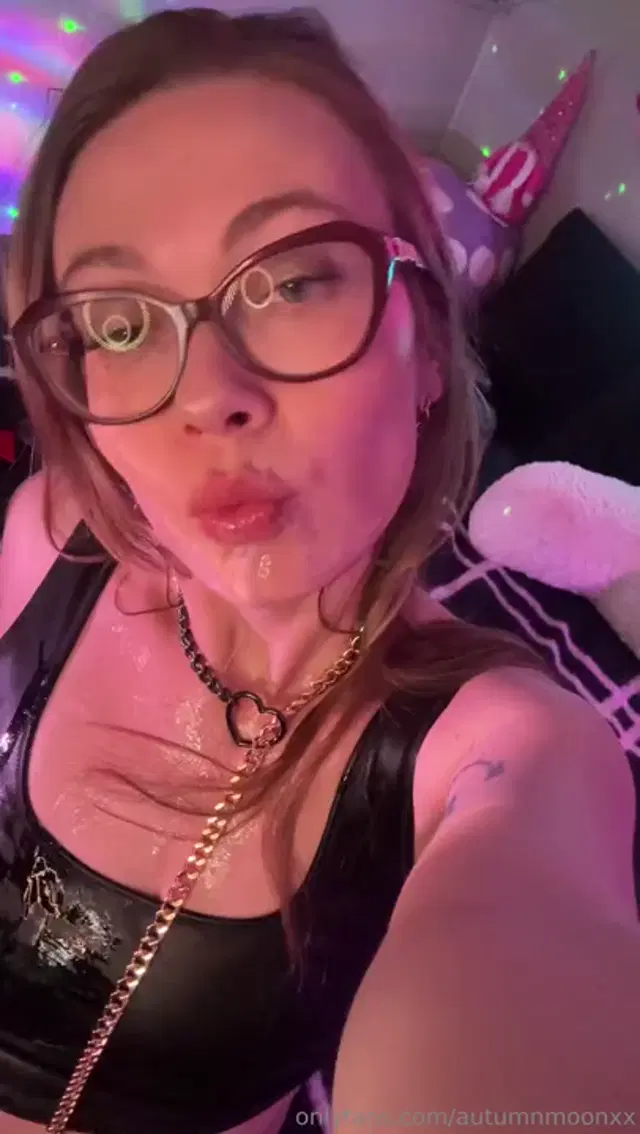 Autumn Moon aka autumnmoonxx – 02-15-2026 OnlyFans Video – I get by with a little help from my friends