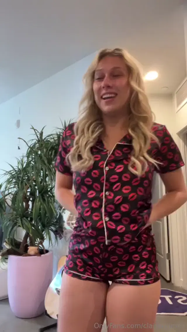Claire Grimes aka clairegrimes – 05-04-2024 OnlyFans Video – Watch me try to squeeze these shorts over my thick thighs and fat ass