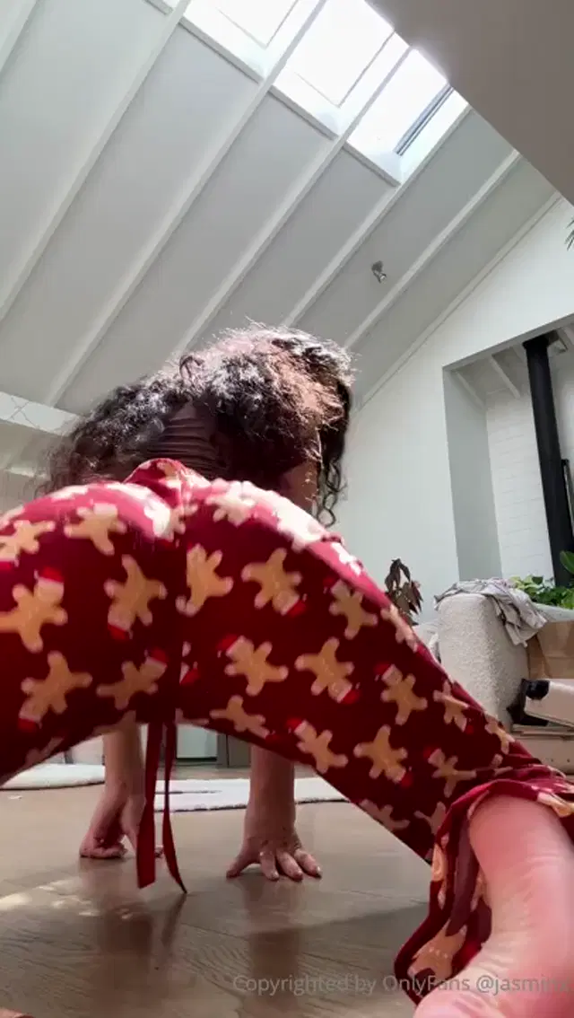Jasminx aka jasminx – 12-18-2025 OnlyFans Video – twerking for christmas lol_hyea