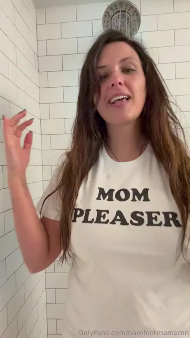 Barefootmamamn aka barefootmamamn – 02-23-2024 OnlyFans Video – Wet tshirt contest