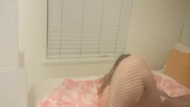 Lilli Hale aka lillihalereal88 – 02-12-2026 OnlyFans Video – My fishnet tights broke so good opportunity to touch myself