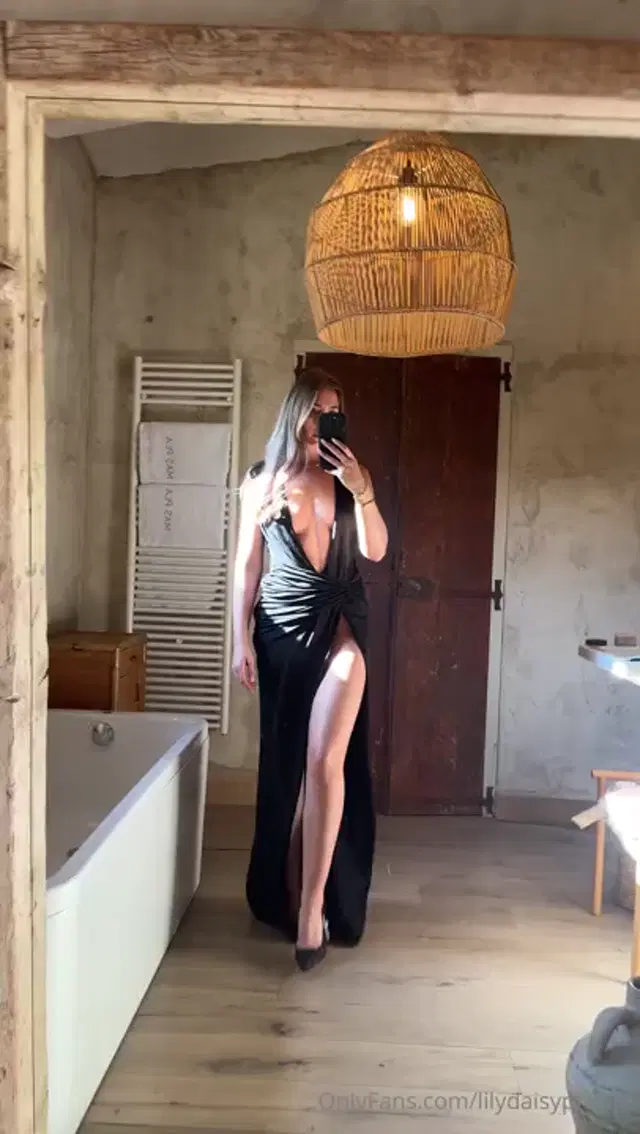 Lily Phillips aka lilyphillips – 05-02-2025 OnlyFans Video – how do you like my dress