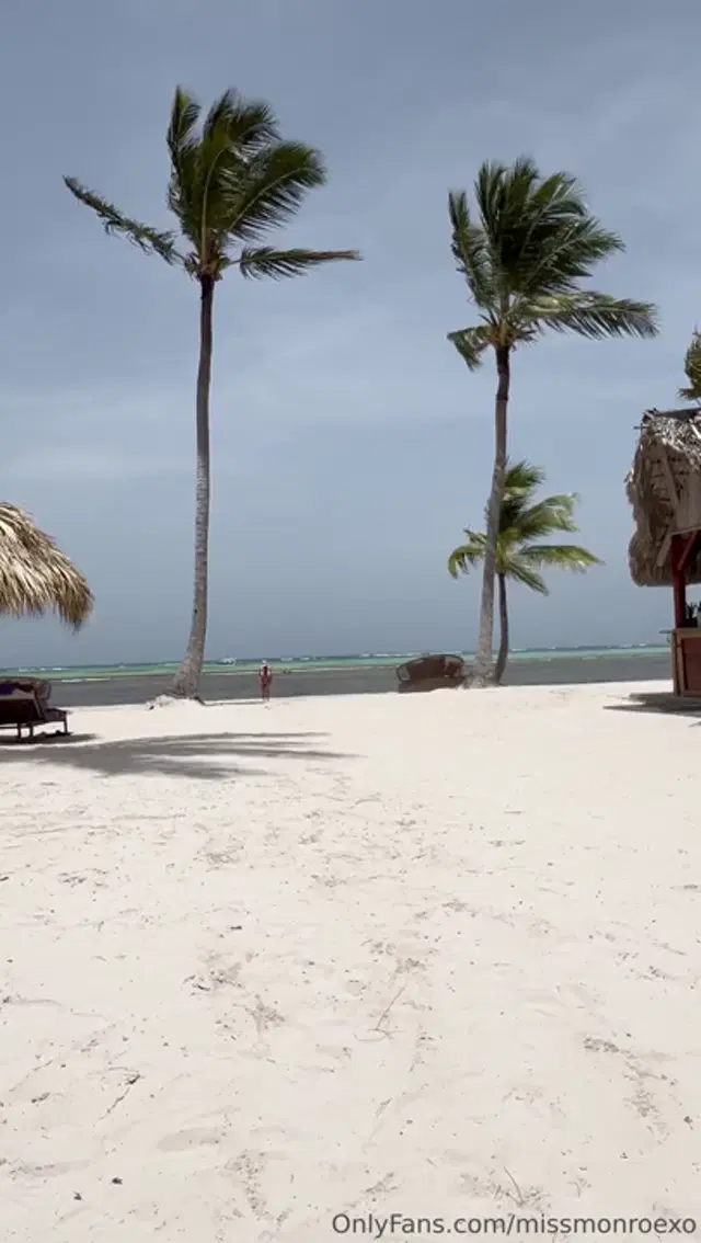 Claudette Monroe aka missmonroexo – 06-29-2025 OnlyFans Video – from the water trough the beach