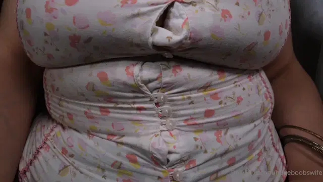 Hugeboobswife aka hugeboobswife – 07-07-2024 OnlyFans Video – Mommys Cleavage, insane boobs spillage!!!