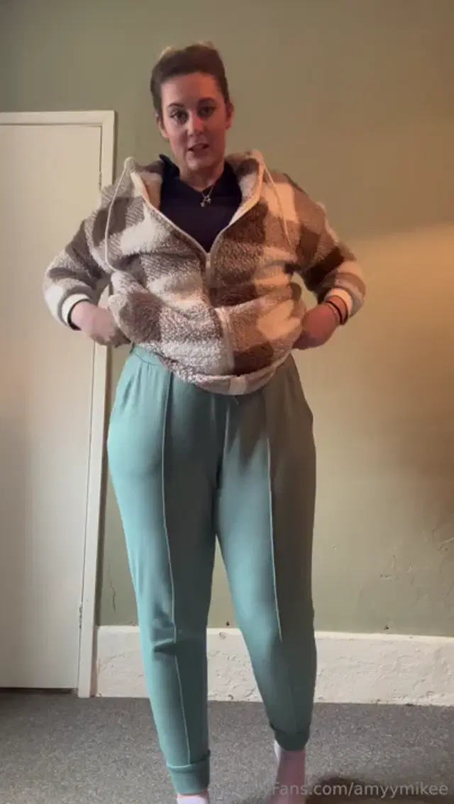 Amy & Mike aka amyymikee – 03-26-2024 OnlyFans Video – Come and do some stretches with me and then follow me to the kitchen