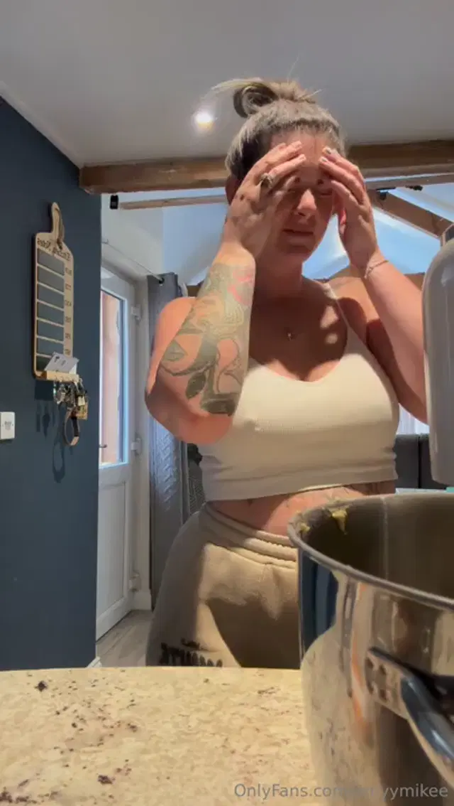 Amy & Mike aka amyymikee – 07-08-2024 OnlyFans Video – Such a horny naughty housewife