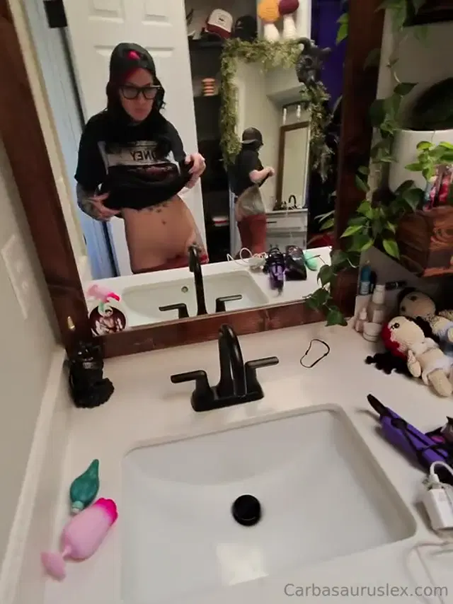 Carbasauruslex aka carbasauruslex – 05-22-2025 OnlyFans Video – Dancing in the bathroom playing around with my new glasses, who doesn’t do that What