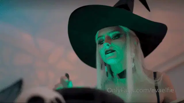 Eva Elfie aka evaelfie – 10-14-2024 OnlyFans Video – Throwback to last Halloween when I transformed into a little witch! I had so much