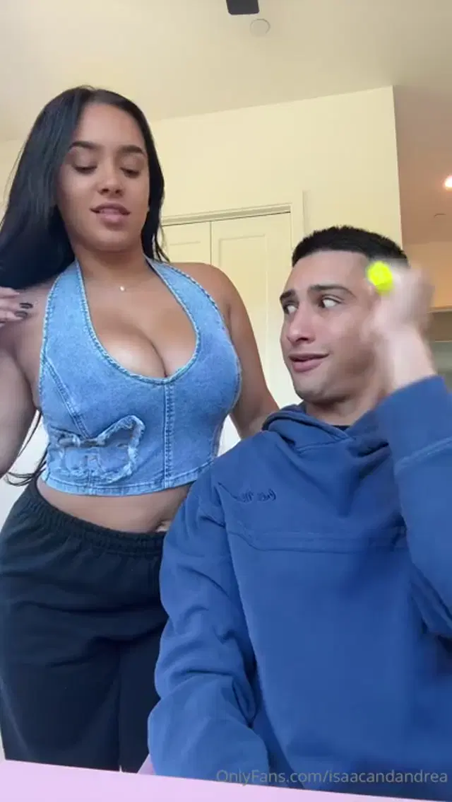 Isaac & Andrea aka isaacandandrea – 08-30-2025 OnlyFans Video – Wait for the nip slip