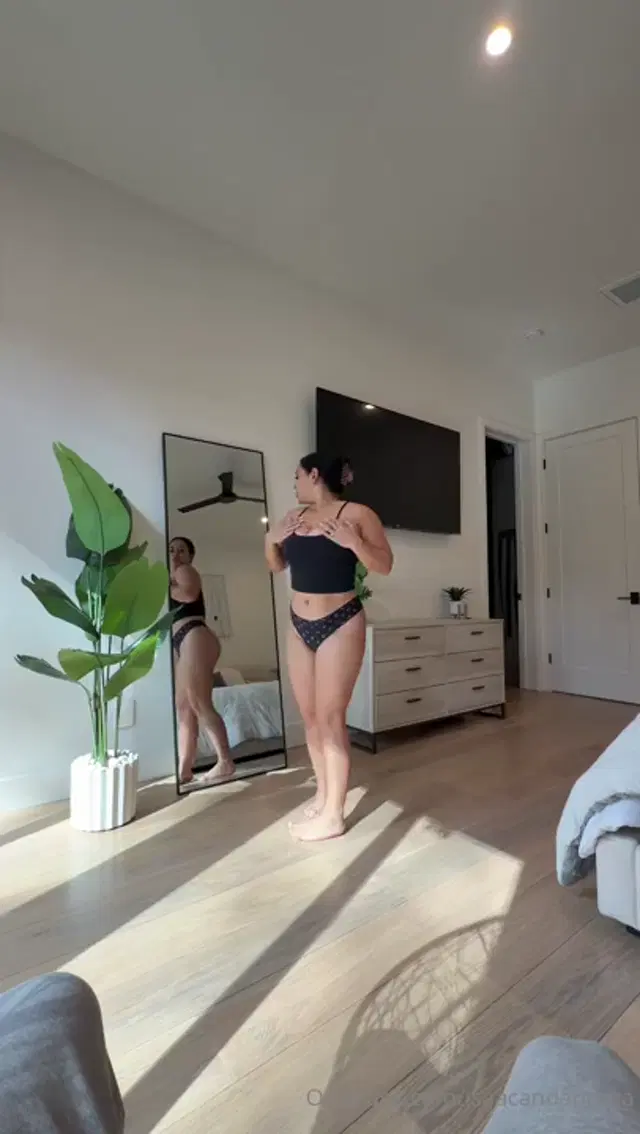 Isaac & Andrea aka isaacandandrea – 02-14-2026 OnlyFans Video – Help me choose my panties