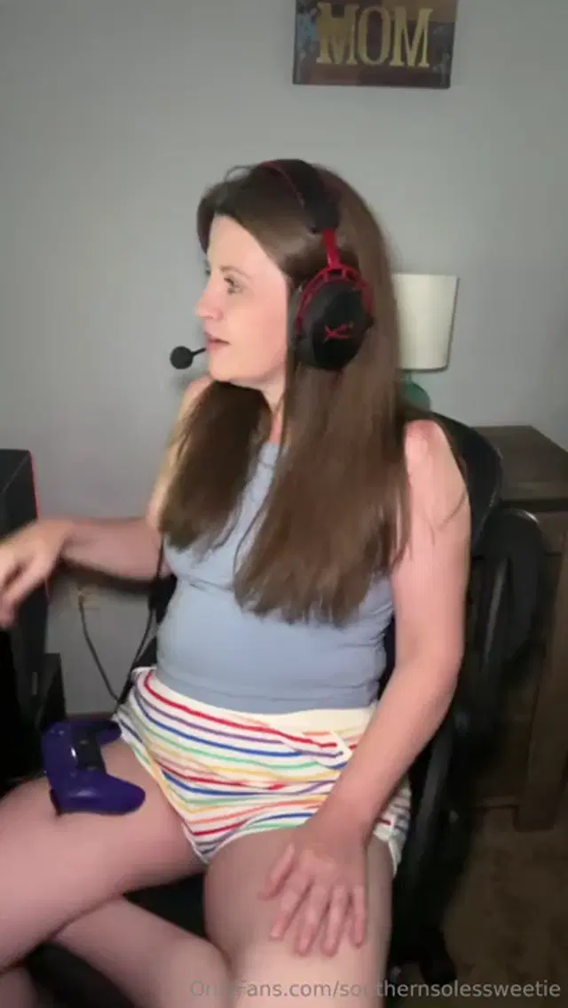 SouthernSoles aka southernsolessweetie – 06-30-2025 OnlyFans Video – This was fun, I might have to do this more often while Im gaming and see