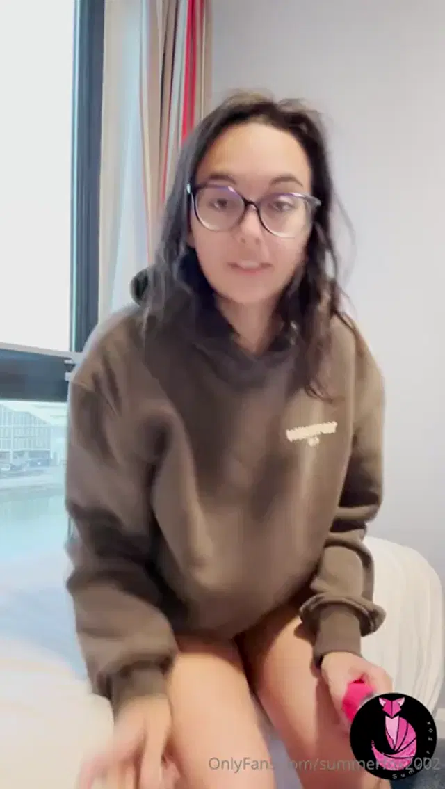 Summer Fox aka summerfox2002 – 04-12-2026 OnlyFans Video – It was so cold in the morning, but I thought of a really good way to