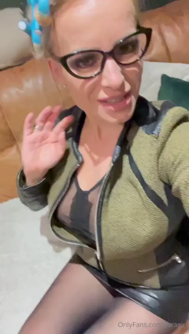 Taragirl aka taragirl – 07-13-2024 OnlyFans Video – This is how I am getting ready for a show your Miss Tara teacher is getting