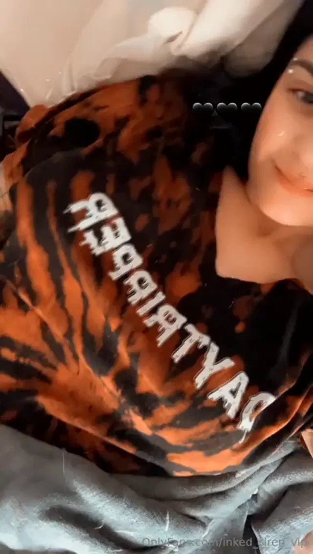 Inked Siren VIP aka inked_siren_vip – 11-18-2025 OnlyFans Video – Sick day in bed! Wish you were here
