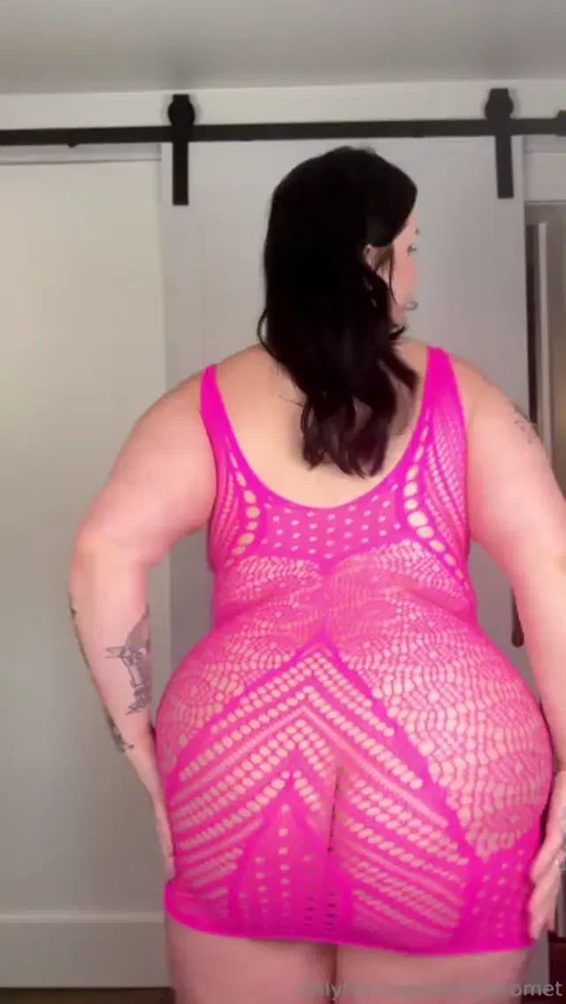 Chloe Comet aka chloecomet – 06-19-2024 OnlyFans Video – Do you like my belly in a fishnet dress