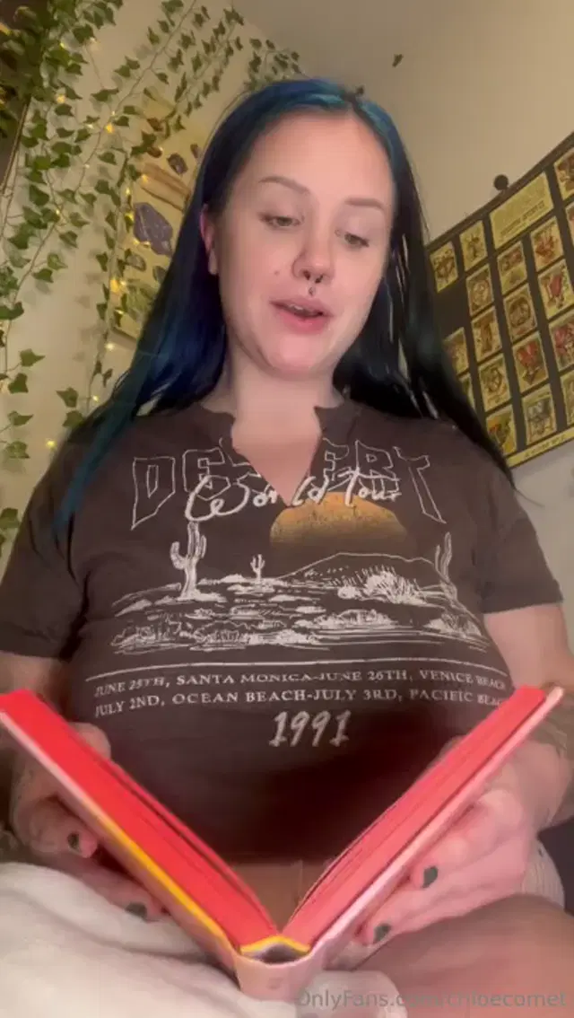Chloe Comet aka chloecomet – 01-22-2024 OnlyFans Video – Thought Id share