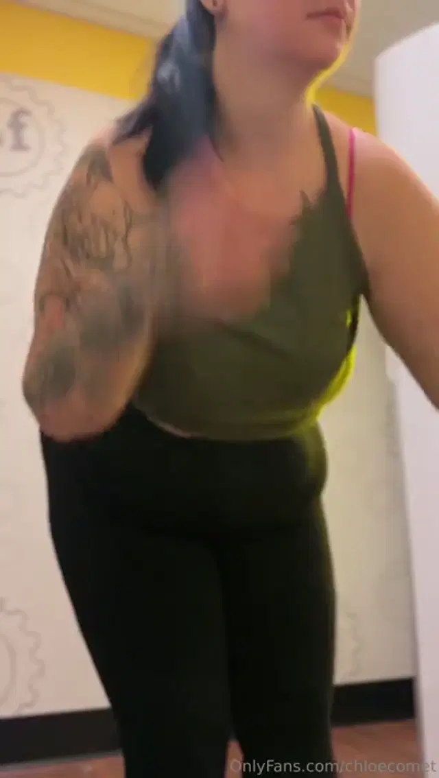 Chloe Comet aka chloecomet – 06-21-2024 OnlyFans Video – I just love rubbing lotion all over my body Watch me as I get completely