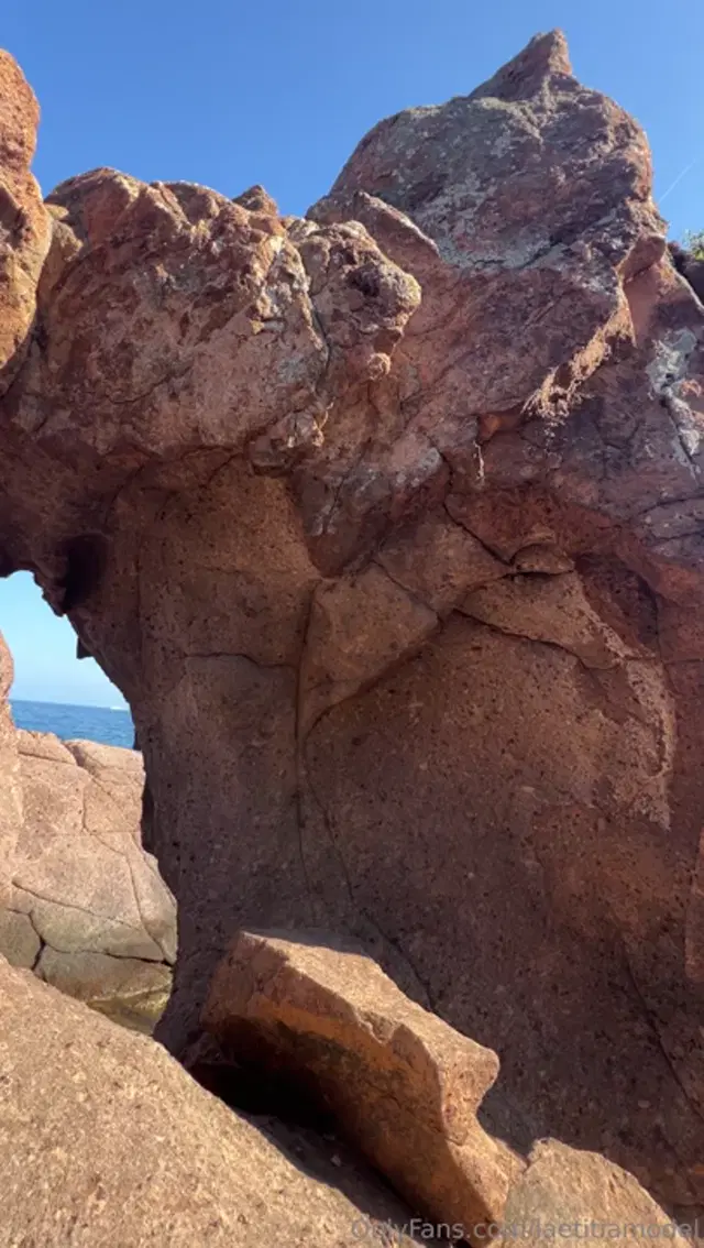 Laetitia Model aka laetitiamodel – 09-12-2024 OnlyFans Video – When I saw that rock formation in the south of France I just HAD TO POSE