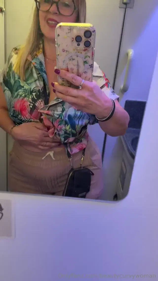 Chusita aka chusiqueen – 07-11-2025 OnlyFans Video – En el bao del avin in the airplane bathroom