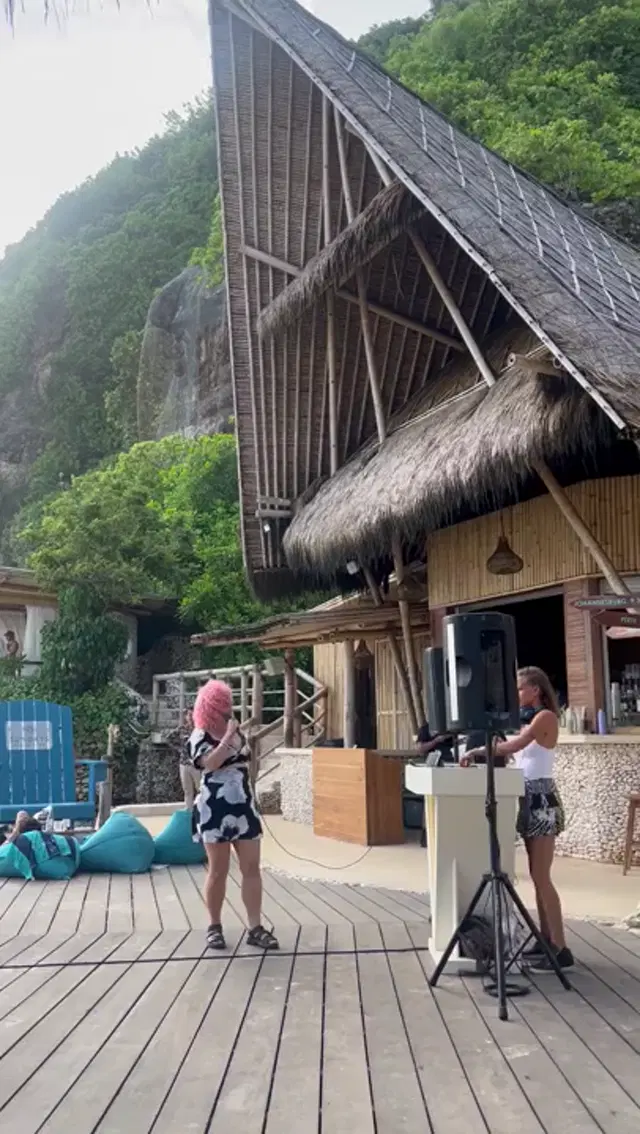 Empress Pineapple aka empresspineapple – 05-05-2024 OnlyFans Video – More Bali magic The view from this cliff gets me every time! We take a
