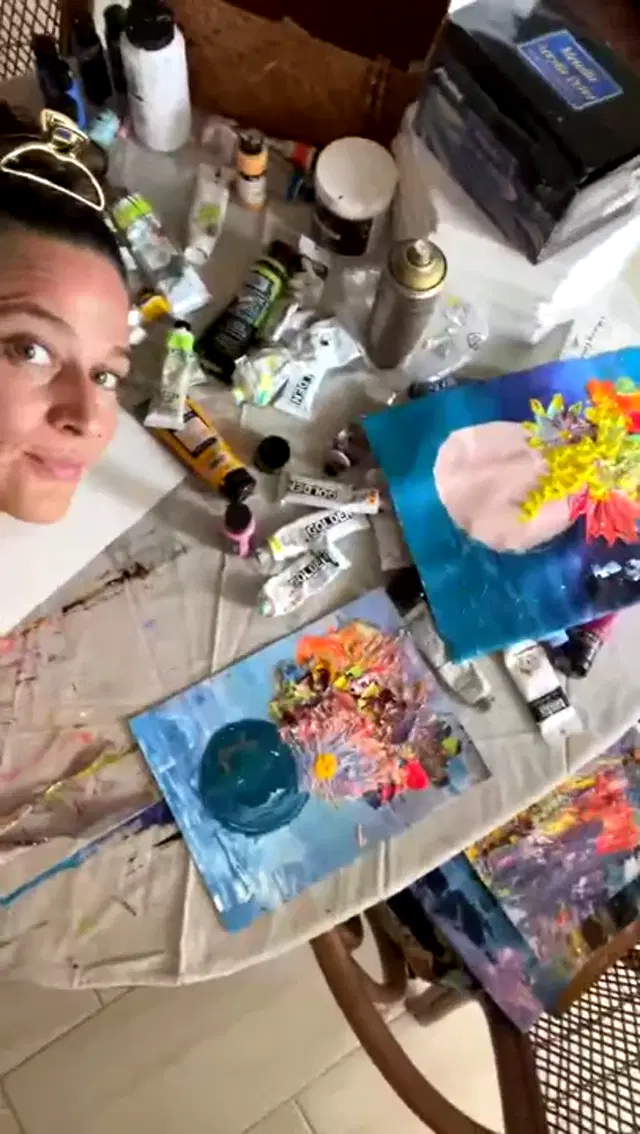 Empress Pineapple aka empresspineapple – 08-12-2024 OnlyFans Video – Stream started at 08122024 0904 pm Painting yellow background for next flower vase