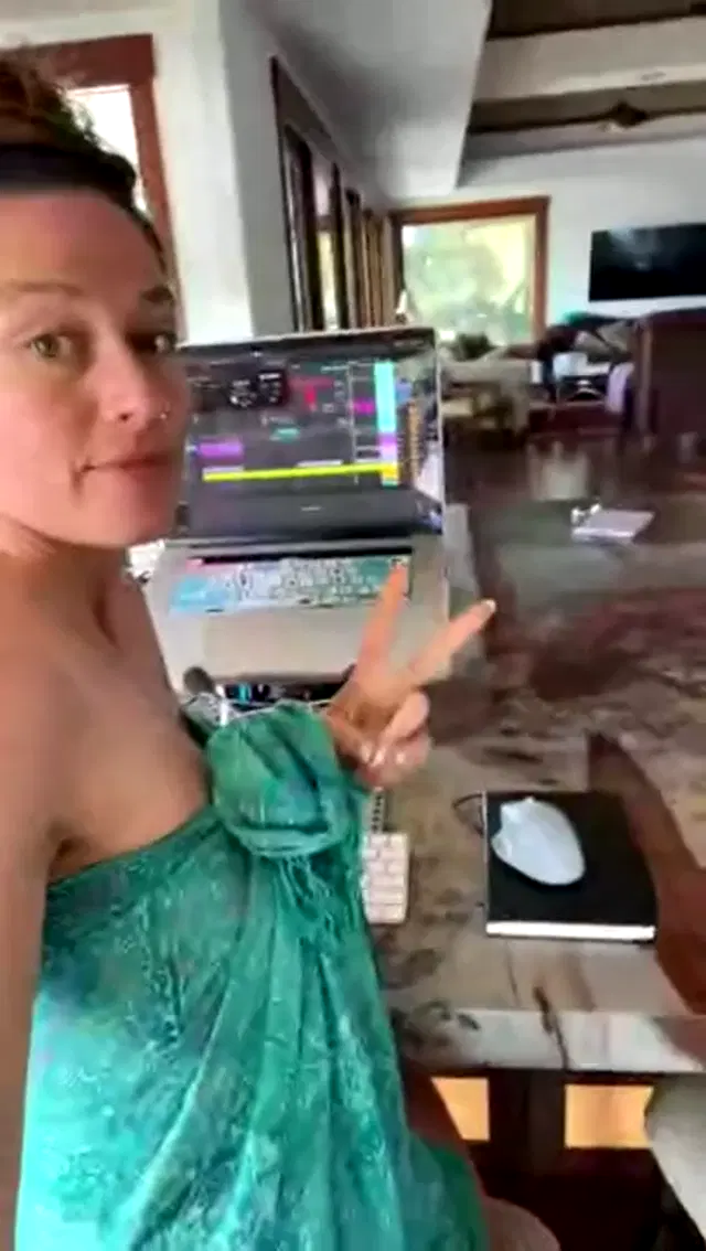 Empress Pineapple aka empresspineapple – 01-01-2025 OnlyFans Video – Stream started at 01012025 0817 pm New year new music!!!!!