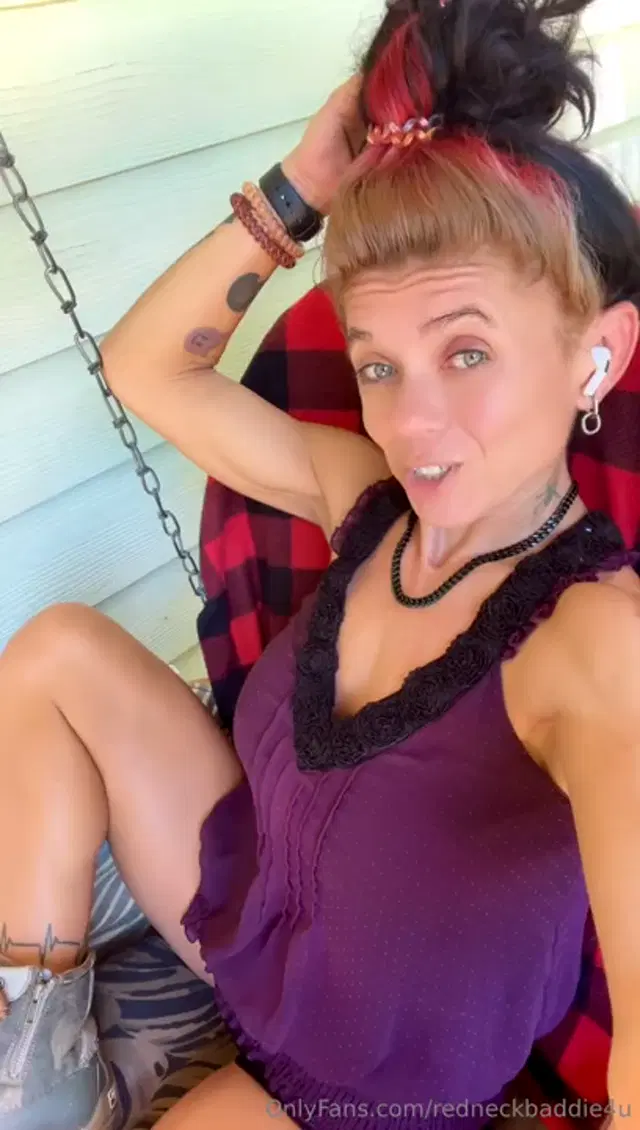 Michele Chesnut aka redneckbaddie4u – 06-18-2025 OnlyFans Video – HAPPY HUMPDAY