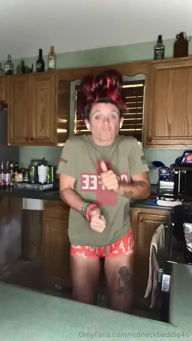 Michele Chesnut aka redneckbaddie4u – 03-19-2026 OnlyFans Video – Cooking Supper