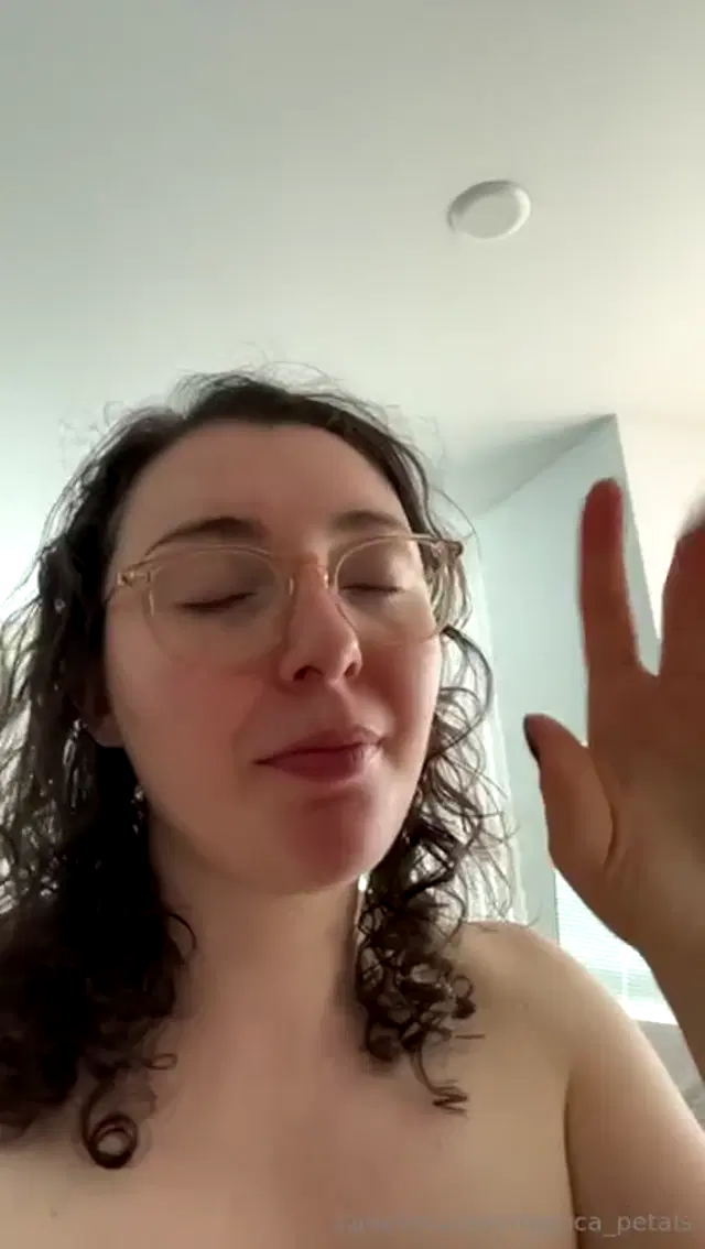 Naturallybianca aka naturallybianca – 07-24-2024 OnlyFans Video – My friends, the vibes are so good and chill over here check out my new record!_2