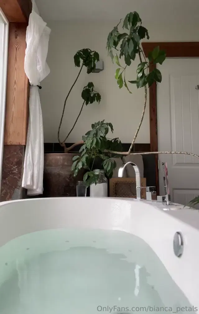 Naturallybianca aka naturallybianca – 03-04-2025 OnlyFans Video – Tub Tuesday the water was sooo hot that it hurt, and that