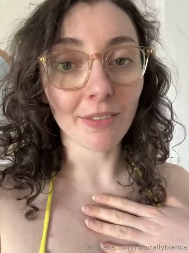 Naturallybianca aka naturallybianca – 01-19-2026 OnlyFans Video – Swipe over to hear more about this swimsuit Im bringing on vacation! Tip this post if