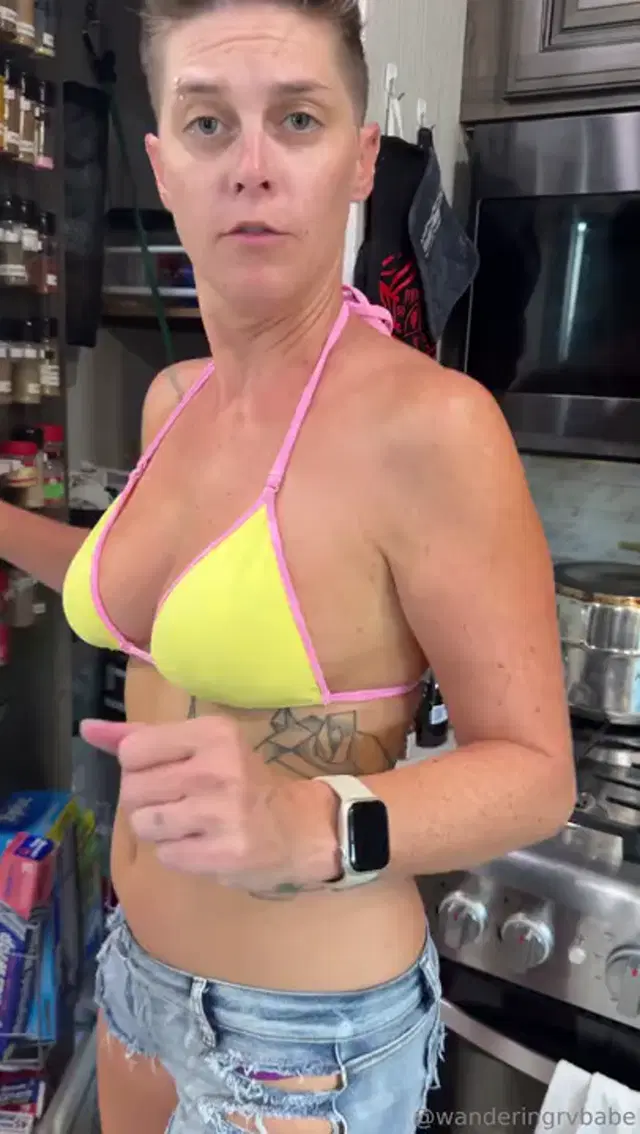 RV Babe After Dark aka rvbabe – 09-11-2025 OnlyFans Video – Let’s have a snack while I strip off my top and show you how rock