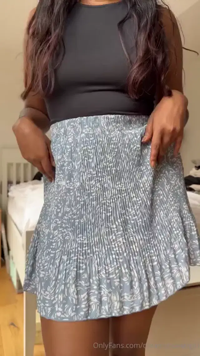CreamyBrownGirl aka creamybrowngirl – 10-06-2025 OnlyFans Video – Awkwardly showing you my shaved pussy